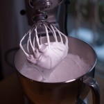 Macarons R2-D2- Quand l'intégralité du sucre cuit est incorporé, battre encore pendant 6 minutes pour faire descendre la température de la meringue. (Photo : Elodie Davis).