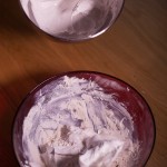 Macarons R2-D2 - Incorporer 1/3 de la meringue au mélange poudre d'amande-sucre glace à l'aide d'une maryse. (Photo : Elodie Davis).