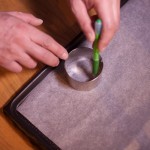 Macarons R2-D2 - Tracer des cercles de 7 cm de diamètre, espacés, qui serviront de guides pour mettre en place les macarons. (Photo : Elodie Davis).