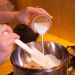 Macarons R2-D2 - Faire fondre au bain marie sur feu très doux le chocolat blanc avec le lait de coco en remuent à l’aide d’une maryse. (Photo : Elodie Davis).