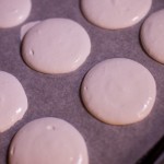 Macarons R2-D2 - Tapoter légèrement la plaque du four sur le plan de travail recouvert d'un torchon et laisser croûter les macarons pendant 1 heure à l'air libre. (Photo : Elodie Davis).