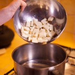 Macarons R2-D2 - Faire fondre au bain marie sur feu très doux le chocolat blanc avec le lait de coco en remuent à l’aide d’une maryse. (Photo : Elodie Davis).