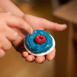 Macarons R2-D2 - Enfoncer une framboise au centre de chaque coque. (Photo : Elodie Davis).