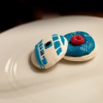 Macarons R2-D2 - Les recouvrir avec les coques décorées (Photo : Elodie Davis).