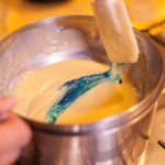 Macarons R2-D2 - Verser le colorant alimentaire bleu dans la préparation puis mélanger une dernière fois. (Photo : Elodie Davis).