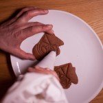 Dark Vador extraordinairement chocolat (Star Wars) - Déposer de la ganache sur un biscuit d’épaisseur fine, puis déposer un deuxième biscuit plus épais.