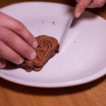 Dark Vador extraordinairement chocolat (Star Wars) - Lisser le contour de chaque gâteau à l'aide d'une petite spatule métallique. (Photo : Elodie Davis).