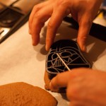 Dark Vador extraordinairement chocolat (Star Wars) - Ouvrir le four à mi-cuisson et retirer la plaque du four. A l'aide d'un emporte-pièce, découper des formes. (Photo : Elodie Davis).