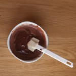 Dark Vador extraordinairement chocolat (Star Wars) - Ajouter ensuite le reste de la crème chaude et remuer jusqu'à obtenir un mélange lisse. (Photo : Elodie Davis).