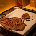 Dark Vador extraordinairement chocolat (Star Wars) - Une fois cuits, sortir les biscuits du four et laisser refroidir. (Photo : Elodie Davis).