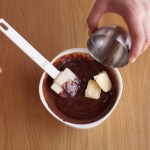 Dark Vador extraordinairement chocolat (Star Wars) - Incorporer le beurre froid coupé en petits morceaux. (Photo : Elodie Davis).