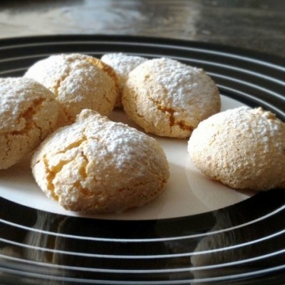 Amaretti (recette italienne) - De délicieux petits biscuits italiens, légers et parfaits pour l'heure du café.