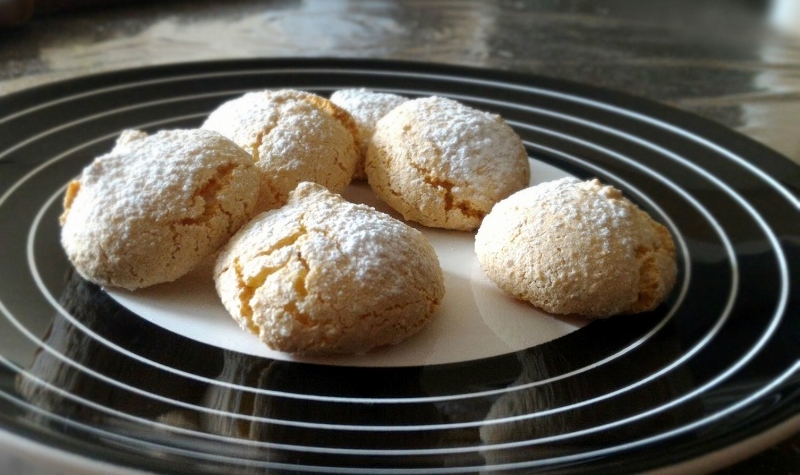 Amaretti (recette italienne) - De délicieux petits biscuits italiens, légers et parfaits pour l'heure du café.