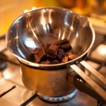 Étoile de la mort (Star Wars) - Faire fondre au bain-marie en remuant avec une maryse. (Photo : Elodie Davis).