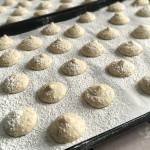 Amaretti - A l'aide d'une passette, saupoudrer les biscuits uniformément de sucre glace.