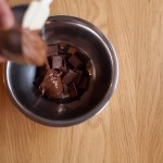 Étoile de la mort (Star Wars) - Casser le chocolat noir en morceaux dans un petit saladier puis ajouter la pâte de noisette. (Photo : Elodie Davis).