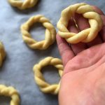 Taralli siciliani - Modeler en couronne en collant les extrémités.