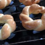 Taralli siciliani - Les taralli doivent être complètement refroidis au moment du glaçage.