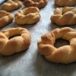 Taralli siciliani - Une fois cuits, sortir les taralli du four.