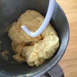 Taralli siciliani - Pétrir jusqu'à obtenir une pâte lisse et ferme.