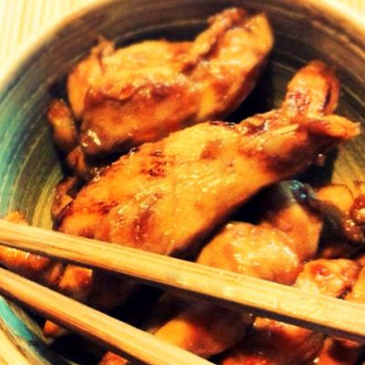 Poulet laqué au miel et gingembre - une recette aux saveurs de Chine qui va ravir vos invités.