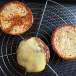 French Burger - Couper le comté en fines tranches à l'aide d'un couteau, les disposer sur les steaks.