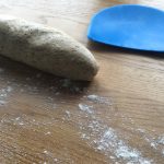 Bun aux graines de courge - Rompre la pâte : pour cela prendre la pâte et la rabattre sur elle-même en la pétrissant.