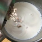Bun aux graines de courge - Diluer la levure dans le lait tiédi et laisser reposer pendant 10 minutes.