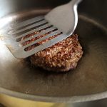 French Burger - A l’aide d’une spatule aplatir progressivement les boules de bœuf haché pendant la cuisson.