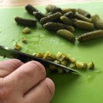 French Burger - Détailler les cornichons en cubes à l'aide d'un couteau éminceur.