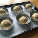 Bun aux graines de courge - Placer les boules dans une plaque chemisée de papier sulfurisé avec les cercles à buns.