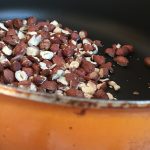 Moelleux au chocolat et aux poires - Torréfier les noisettes dans une poêle pendant 2 minutes en remuant très régulièrement.