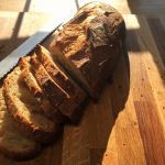 Bruschetta aux saveurs italiennes - Couper le pain en biseau avec le couteau scie.