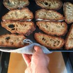 Bruschetta aux saveurs italiennes - Pour griller les tranches sans four, utiliser un grille-pain.