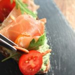 Bruschetta aux saveurs italiennes - Ajouter quelques pignons de pin.