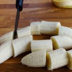 Bananes flambées au rhum vieux - Peler les bananes et les couper en tranches épaisses de 2 cm d’épaisseur.