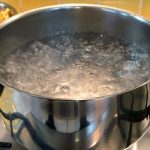 Tagliatelles au roquefort, noix et miel - Mettre un grand volume d'eau dans une casserole, la porter à ébullition.