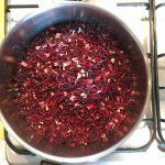 Jus de bissap ivoirien - Mettre dans une casserole l’eau et les fleurs d’hibiscus, porter à ébullition.