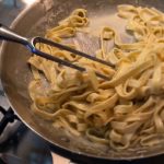 Tagliatelles au roquefort, noix et miel - Faire chauffer l’ensemble sur feu vif en mélangeant à l'aide d'une fourchette.