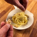 Tagliatelles au roquefort, noix et miel - Casser les cerneaux de noix en petits morceaux, les ajouter aux tagliatelles.