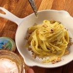 Tagliatelles au roquefort, noix et miel - Tremper un couteau dans le miel et le laisser couler au dessus des pâtes.