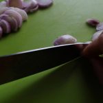 Velouté de champignons aux marrons - Tailler grossièrement les échalotes à l’aide d’un couteau éminceur.