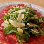 Carpaccio de bœuf à l’italienne - Ajouter le parmesan coupé en copeaux et servir sans attendre.