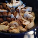 Velouté de champignons aux marrons - Ajouter les champignons, les marrons, l’ail et la noix de muscade dans la cocotte.