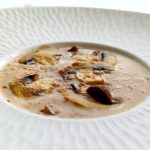 Velouté de champignons aux marrons - Un velouté subtil et raffiné où se mêle les saveurs automnales et hivernales des champignons et des marrons.