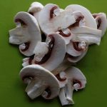 Velouté de champignons aux marrons - Couper 2 champignons en rondelles à l'aide d'un couteau éminceur.