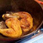 Pintade fermière aux St-Jacques - Dans une cocotte, faire dorer tous les côtés des morceaux de pintade.