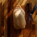 Canard braisé au poivre de Sichuan - Retirer le cou du canard et le jeter.
