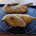 Canard braisé au poivre de Sichuan - Apres la cuisson, placer le canard sur une plaque munie d'une grille.