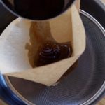 Canard braisé au poivre de Sichuan - Filtrer le jus de cuisson à l’aide d’un tamis munie d'un filtre à café.